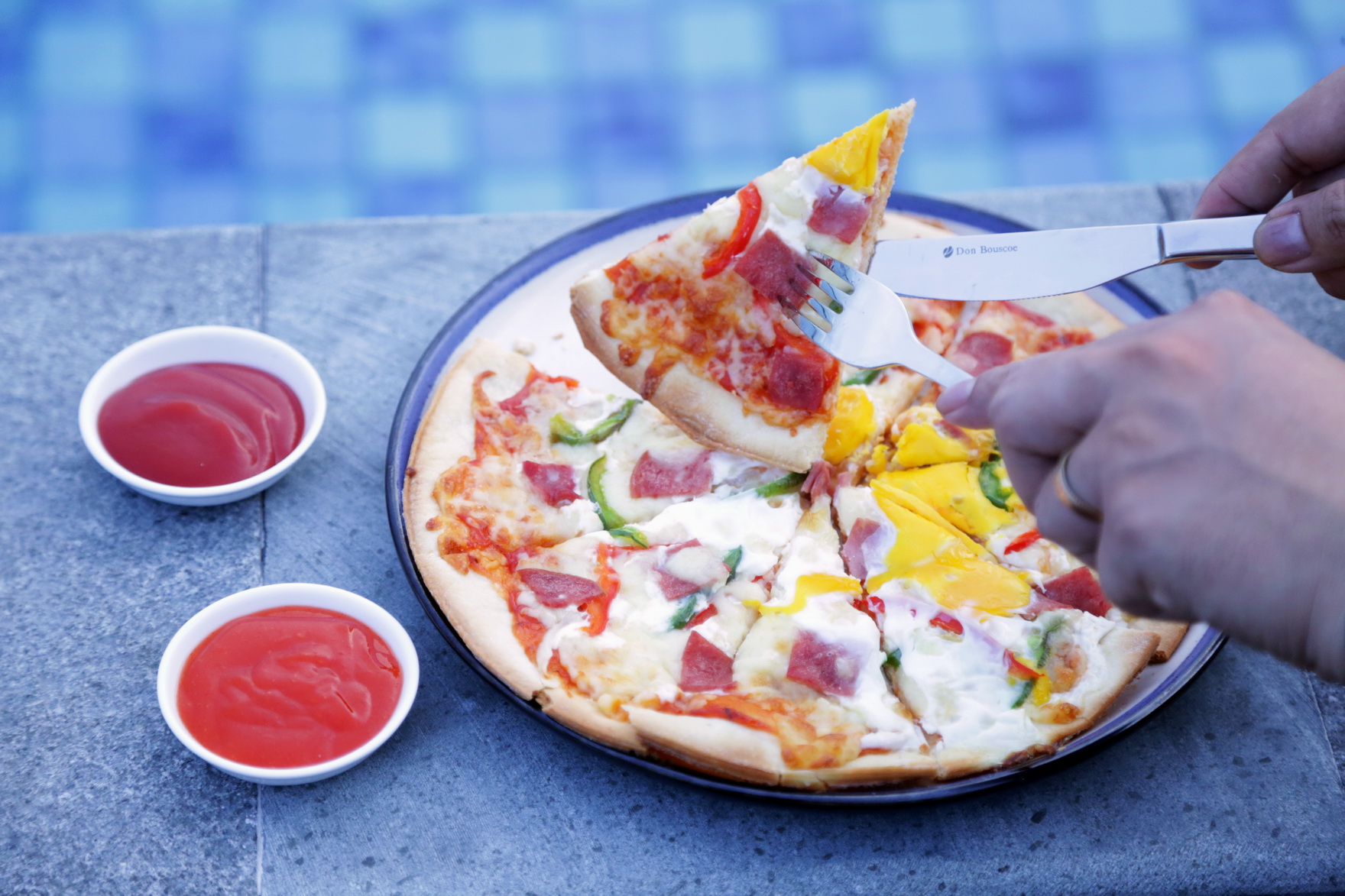 Shampan vinosi va daryoda ikki kishi bilan jinsiy aloqa (ruscha porno onlayn)